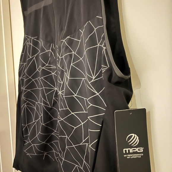 MPG Stride Run Vest with Reflective Technology - Picture 3 of 5